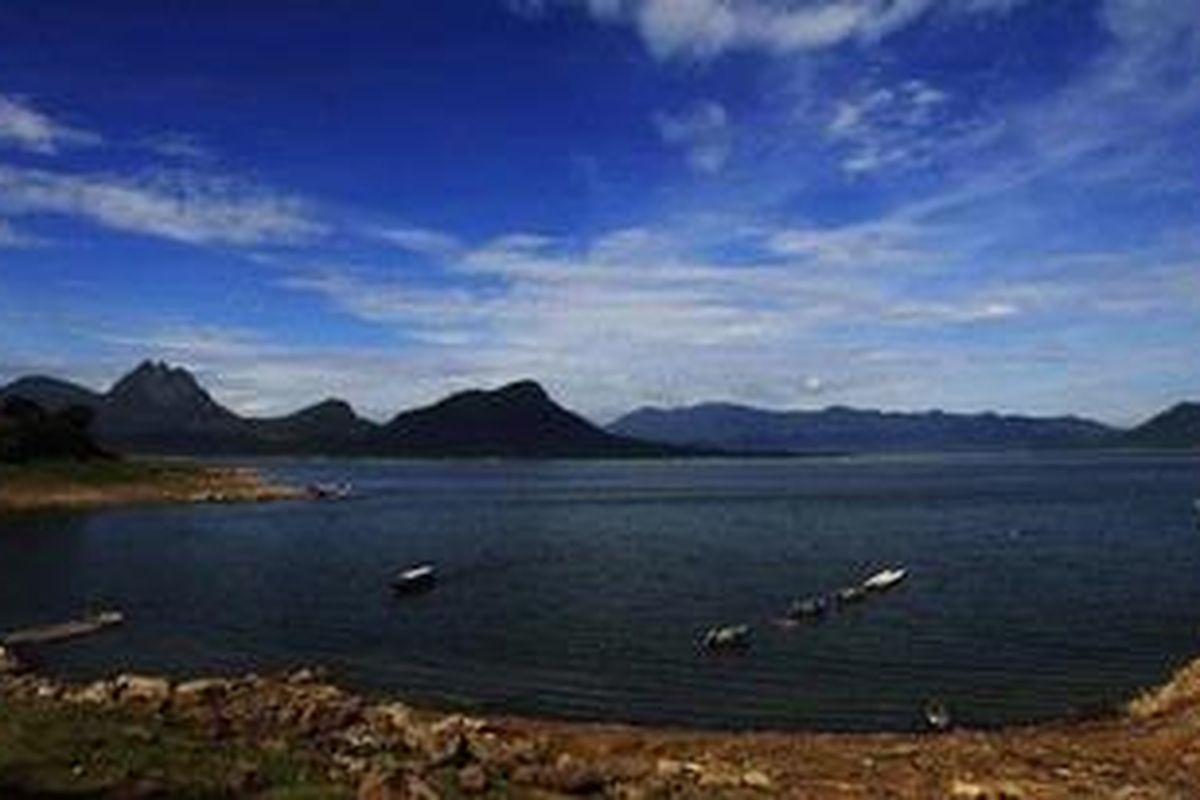 Lanskap Waduk Jatiluhur, Purwakarta, Jawa Barat, saat pagi yang cerah, Selasa (29/3). Selain menjadi pembangkit listrik untuk jaringan Jawa-Bali, waduk yang dibangun tahun 1957 dan diresmikan tahun tahun 1964 ini juga menjadi salah satu pilihan warga untuk berwisata keluarga atau memancing.
