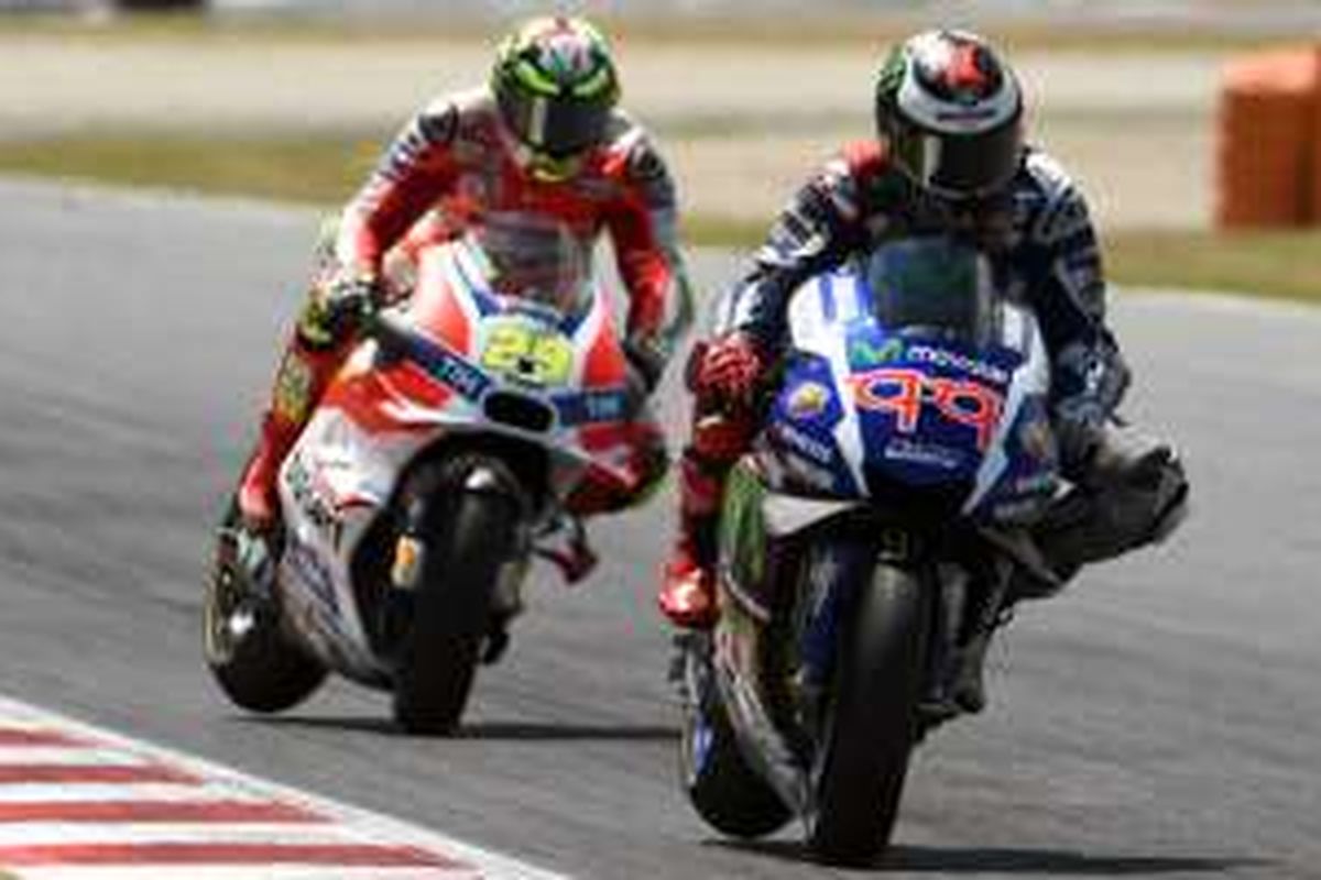 Detik-detik kecelakaan Andrea Iannone (Ducati) dengan Jorge Lorenzo (Yamaha Movistar) - 1.