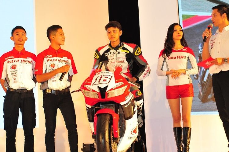 Tiga pebalap Astra Honda Racing Team,Irfan Ardiansyah, M Erfin Firmansyah, dan Lucky Hendriansya, berpose dalam peluncuran tim di kawasan Kemayoran, Jakarta Utara, Jumat (3/2/2017).