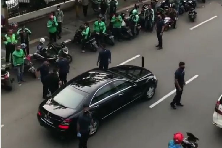 Unggahan netizen di media sosial yang memperlihatkan saat Presiden Joko Widodo membagikan sembako ke pengemudi ojek online. Gambar diunggah di akun Instagram @rizkyabie pada Kamis (9/4/2020).