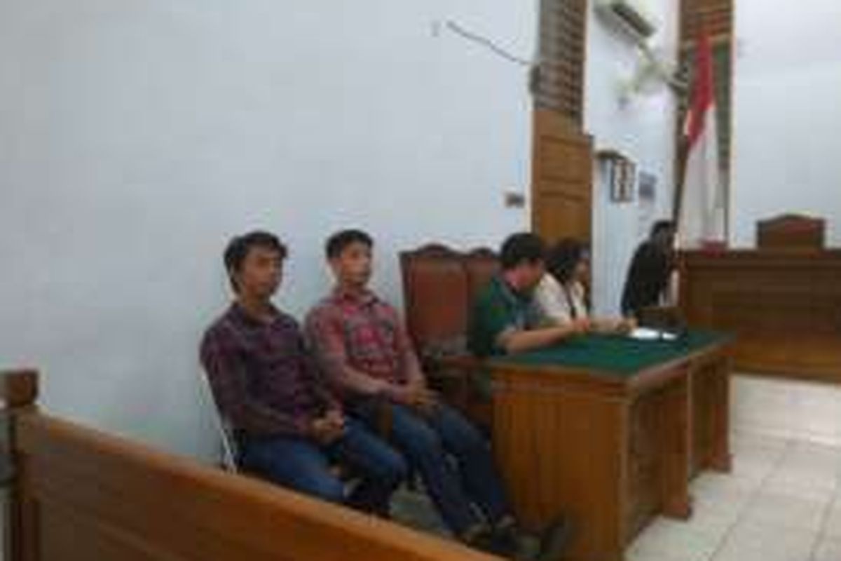 Korban salah tangkap, dua pengamen Cipulir Andro Supriyanto (21) dan Nurdin Priyanto (26) saat sidang putusan di Pengadilan Negeri Jakarta Selatan, Selasa (9/8/2016).