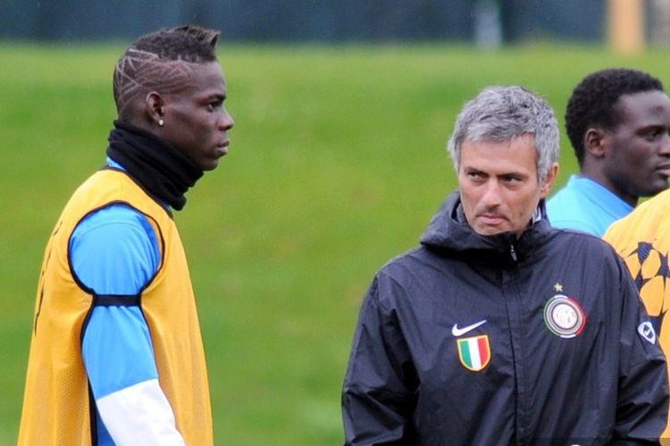 Jose Mourinho (kanan) bersama Mario Balotelli (kiri) dalam latihan rutin Inter Milan pada 27 April 2020.