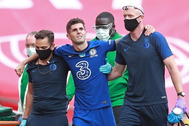 Gelandang Chelsea Christian Pulisic meninggalkan lapangan karena cedera pada laga kontra Arsenal di final Piala FA. Laga Arsenal vs Chelsea berlangsung di Stadion Wembley, 1 Agustus 2020.