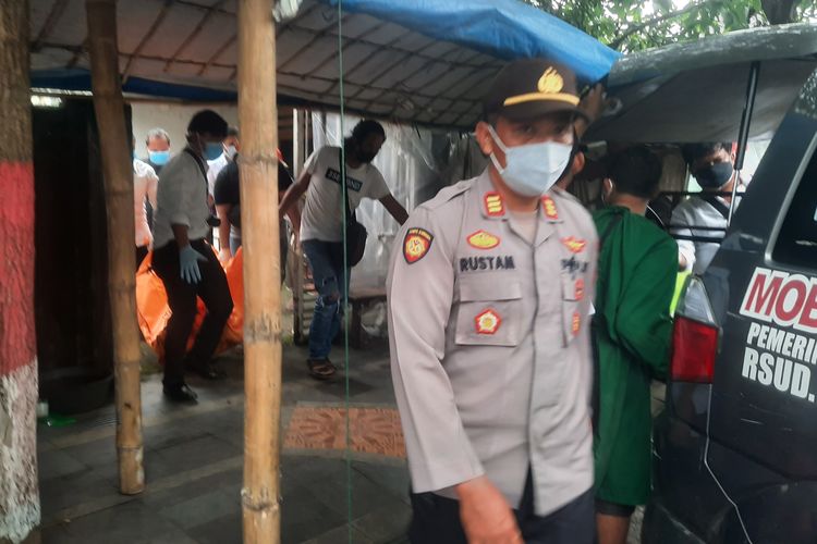 Polisi evakuasi mayat seorang juru parkir yang tewas di dalam rumah kosong, di depan RSUD dr Soetijono Blora, Jawa Tengah, Senin (18/3/2024)
