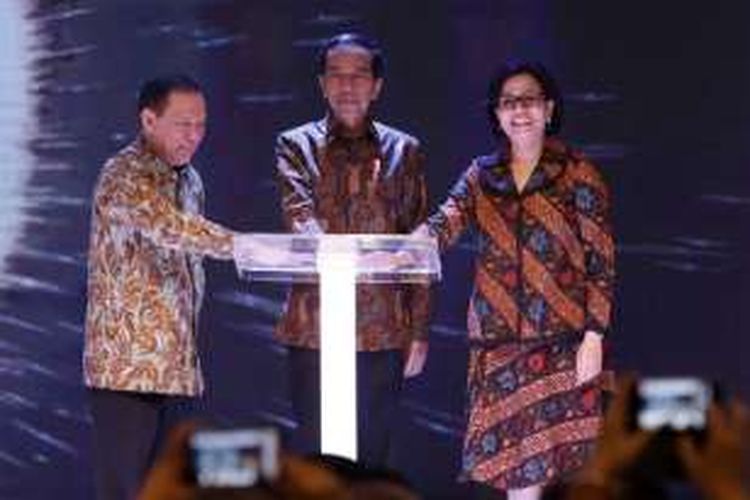 Presiden Joko Widodo saat meresmikan peluncuran uang rupiah baru di Gedung Bank Indonesia, Senin (19/12/2016). Bank Indonesia meluncurkan uang NKRI baru dengan menampilkan 12 pahlawan nasional, Adapun uang desain baru yang diluncurkan hari ini mencakup tujuh pecahan uang rupiah kertas dan empat pecahan uang rupiah logam.