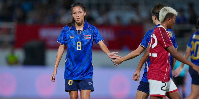 Gelandang Timnas Putri Thailand, Sontisawat Pluemjai, merayakan gol pada Laga pertama Grup A SEA Games 2025 Timnas Putri Indonesia vs Thailand digelar di Stadion Chonburi, Thailand, pada Kamis (4/12/2025) malam WIB.