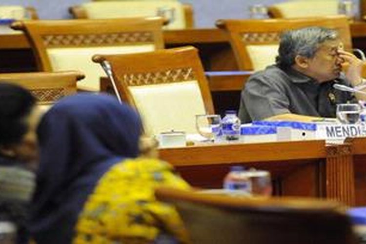 Menteri Pendidikan dan Kebudayaan Mohammad Nuh mengikuti rapat kerja dengan Komisi X di Kompleks Parlemen, Senayan, Jakarta, Kamis (30/5/2013). Rapat membahas perubahan anggaran kurikulum 2013 yang akan diimplementasikan pada pertengahan Juli mendatang.