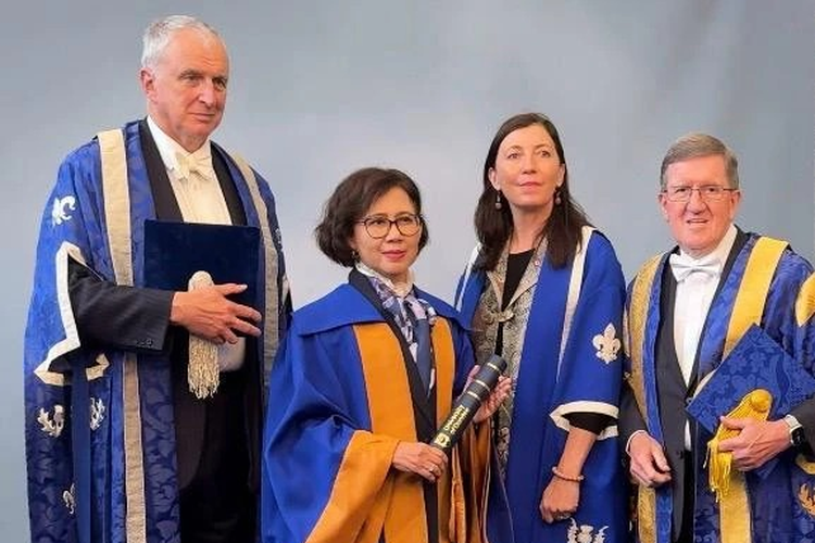 Rektor UGM Ova Emilia Dapat Gelar Doktor Honoris Causa dari Dundee University Skotlandia