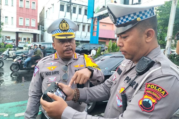 Dirlantas Polda Jateng, Kombes Pol Agus Suryo Nugroho, melakukan pemantauan lalu lintas menggunakan drone.