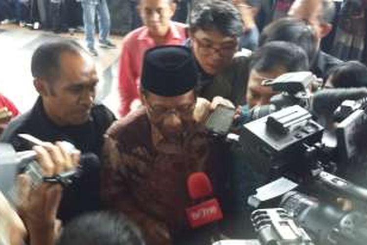 Koordinator Presidium Korps Alumni Himpunan Mahasiswa Islam (KAHMI) Mahfud MD mendatangi Gedung Komisi Pemberantasan Korupsi (KPK), Jakarta, Jumat (13/5/2016). 