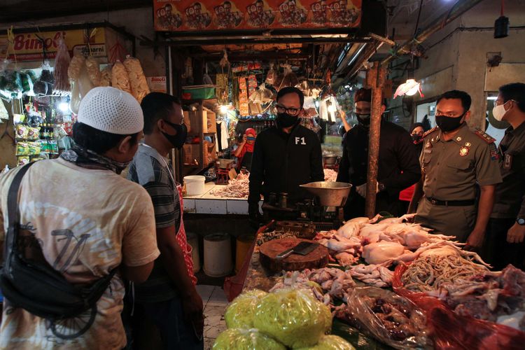 Walikota Bogor,  Bima Arya Sugiarto meninjau Pasar Bogor, Kota Bogor untuk sosialisasi penggunaan masker, Rabu (29/4/2020). Selain sosialisasi penggunaan masker walikota juga meninjau uji cepat (rapid test) massal Covid-19.