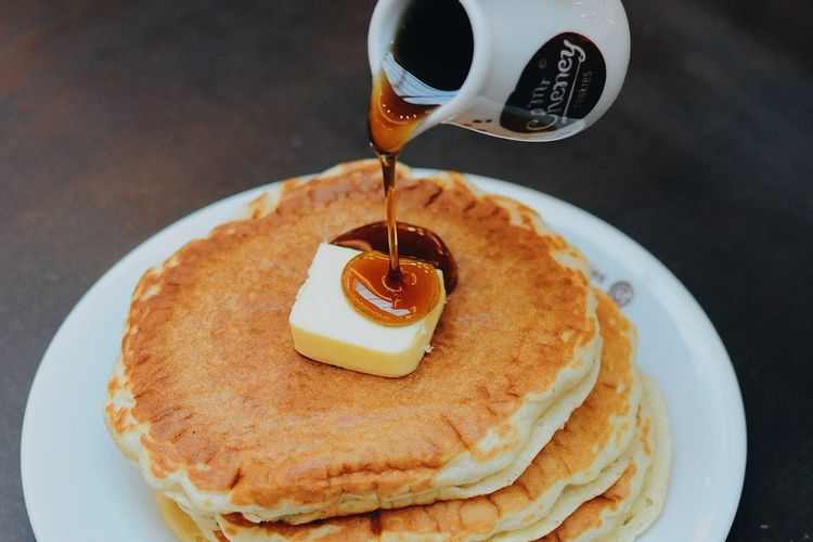 Pancake, bagel, muffin, dan makanan tinggi gula lainnya bisa menjadi alasan mengapa kita sudah sarapan tapi masih lapar.