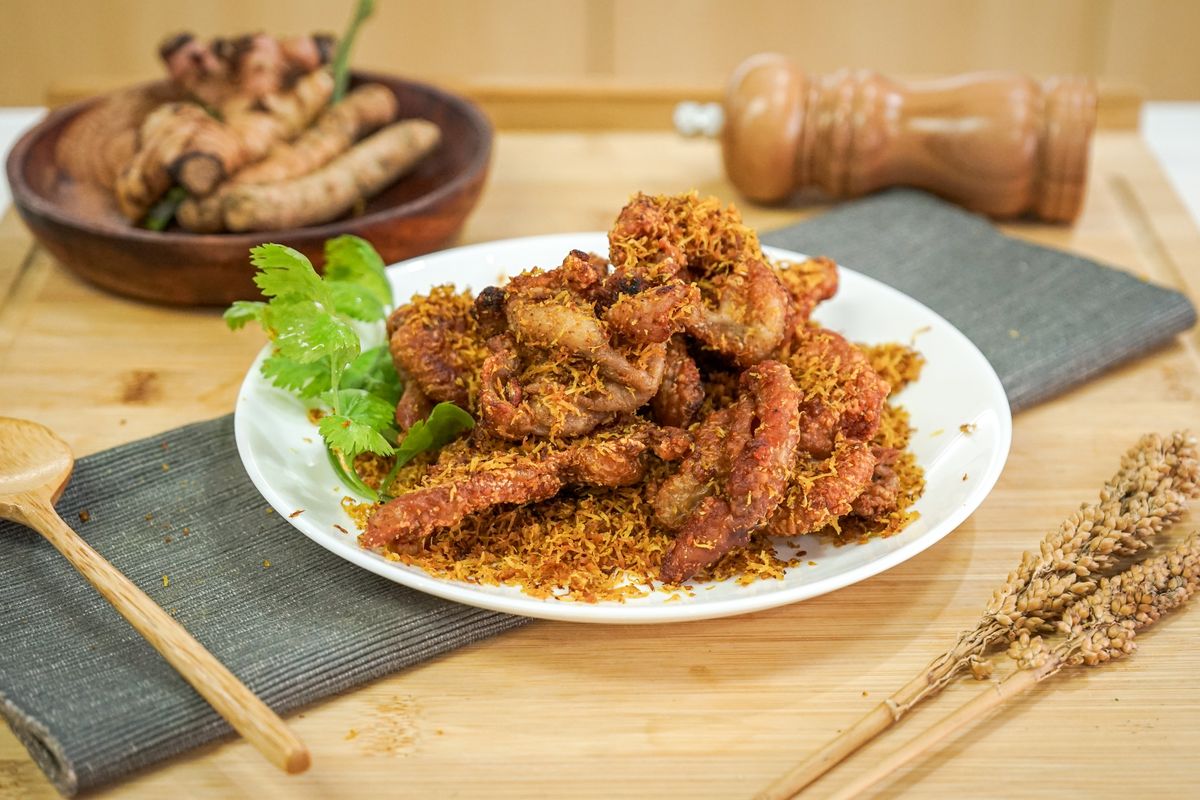 Kulit ayam crispy serundeng kelapa ala Foodplace.