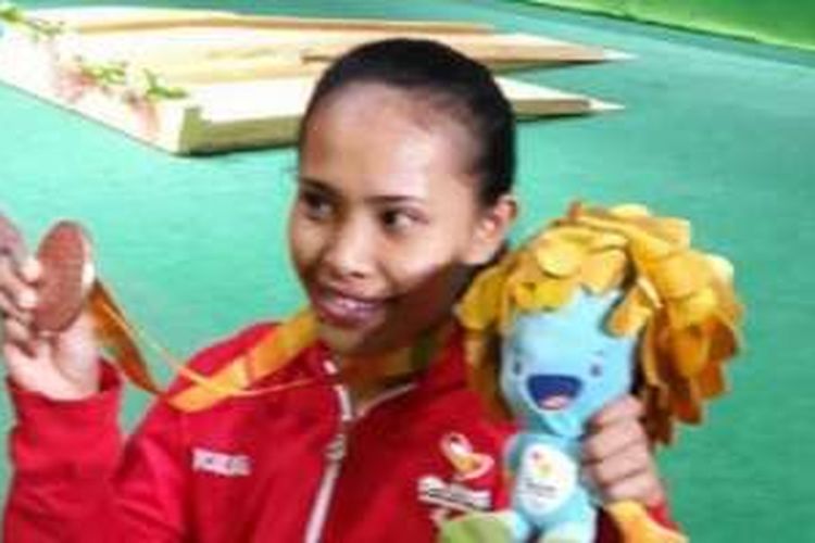 Atlet angkat berat Indonesia, Ni Nengah Widiasih, berpose setelah meraih medali perunggu pada ajang Paralimpiade 2016 di Rio de Janeiro, Brasil, Jumat (9/9/2016).