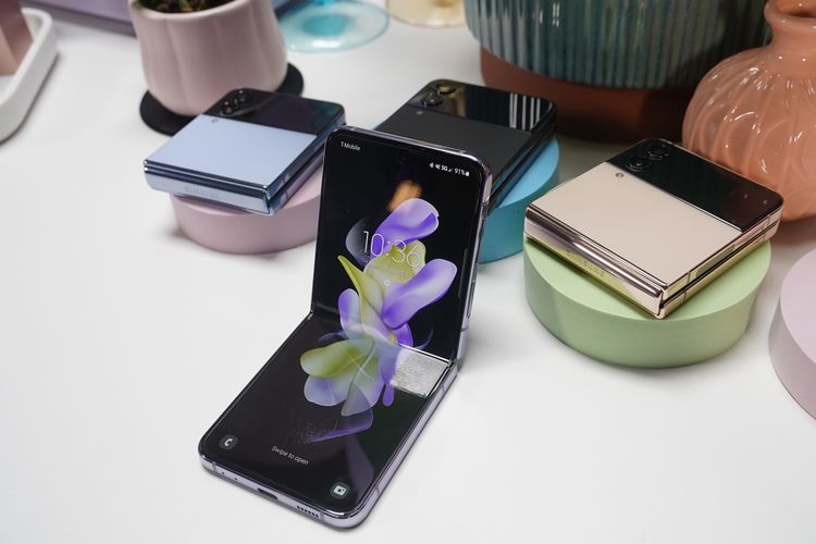 Samsung Galaxy Z Flip 4 ketika dilipat 90 derajat. Dalam posisi ini, ponsel berada di dalam mode Flex Mode dan sejumlah aplikasi yang mendukung Flex Mode tampilannnya akan dibagi dua. 