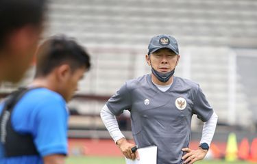 Pelatih timnas Indonesia, Shin Tae-yong, memberikan materi pada training center (TC) timnas U22 Indonesia jelang persiapan SEA Games 2021 di Jakarta, 8-28 Februari.