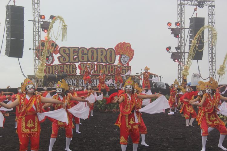 Puluhan penari topeng kaliwungu dengan lihai menari diatas pasir pantai watu pecak Lumajang, Minggu (25/8/2024)
