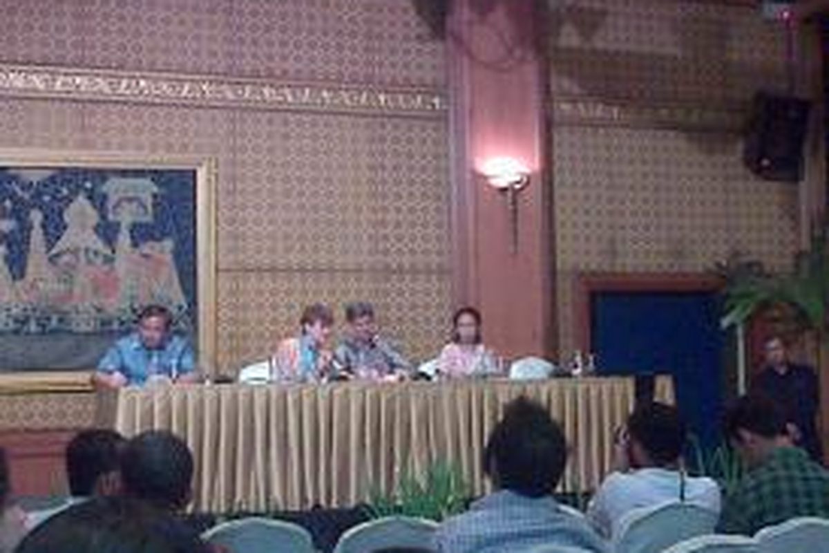 Kepala Sekolah Jakarta International School Timothy Carr (ketiga dari kiri) dalam konferensi pers di Hotel Sultan, Jakarta, Senin (11/4/2014).