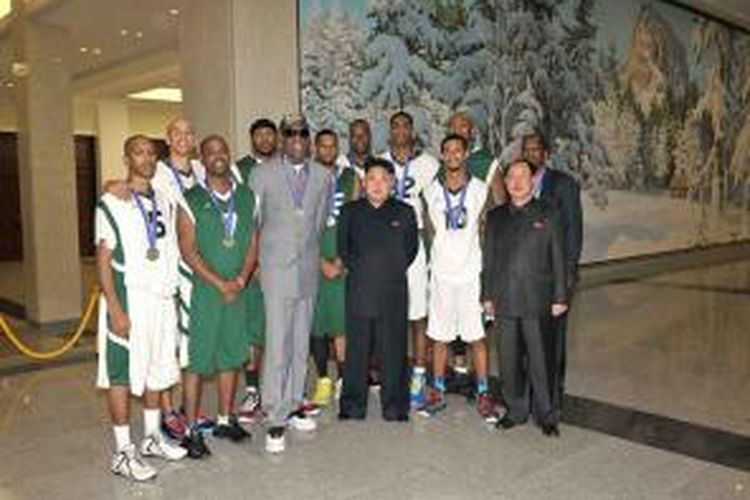 Mantan bintang NBA Dennis Rodman bersama tim pensiunan NBA berfoto bersama pemimpin Korea Utara Kim Jong Un di Pyongyang.