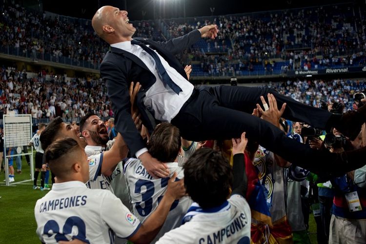 Pelatih Real Madrid, Zinedine Zidane, diangkat ke udara oleh pemain setelah Cristiano Ronaldo dan kawan-kawan menjuarai La Liga musim 2016-2017. Gelar ini merupkan torehan ke-33 untuk Madrid.  
