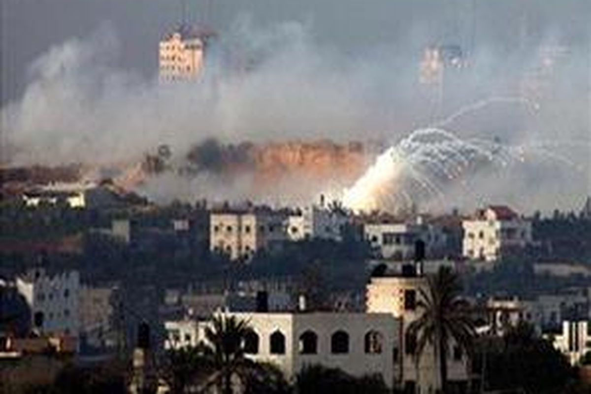 Sebuah mortir Israel menghantam kota Beit Hanun, Gaza utara, Jumat (91/1). 