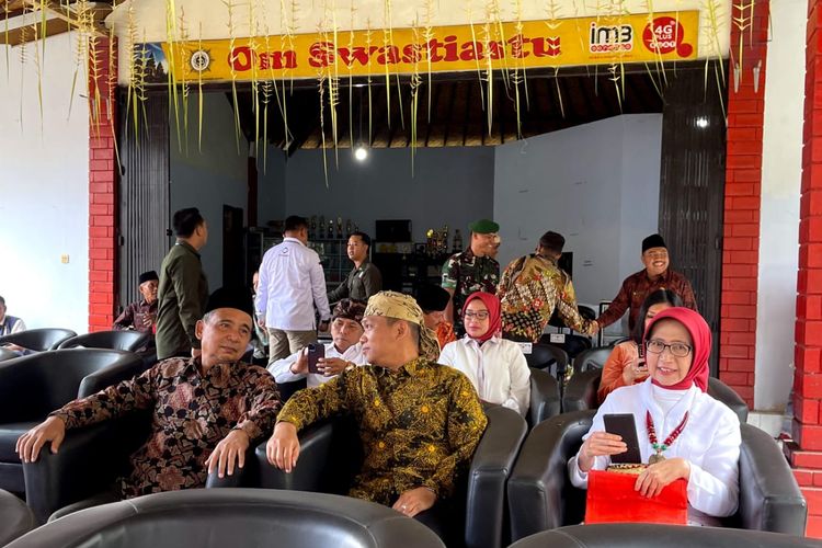 Dua Mantan Bupati Lumajang Asad Malik (kiri) dan Thoriqul Haq (tengah) saling berbincang di sebelah Mantan Wabup Lumajang Indah Amperawati (kanan), Kamis (18/7/2024)