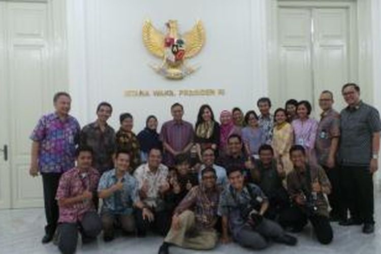 Boediono berfoto bersama para karyawan Istana Wakil Presiden di hari terakhir bekerja sebagai Wakil Presiden, Jumat (17/10/2014).