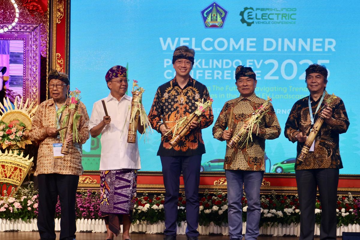 Ketua Umum Perkumpulan Industri Kendaraan Listrik Indonesia (Periklindo), Jenderal TNI Purn Dr Moeldoko bersama Gubernur Bali I Wayan Koster bersama jajaran terkait berfoto bersama dalam jamuan makan malam bagi peserta Periklindo Electric Vehicle Conference (PEVC) 2025 di Gedung Kertha Sabha, Denpasar, Rabu (9/7/2025).
