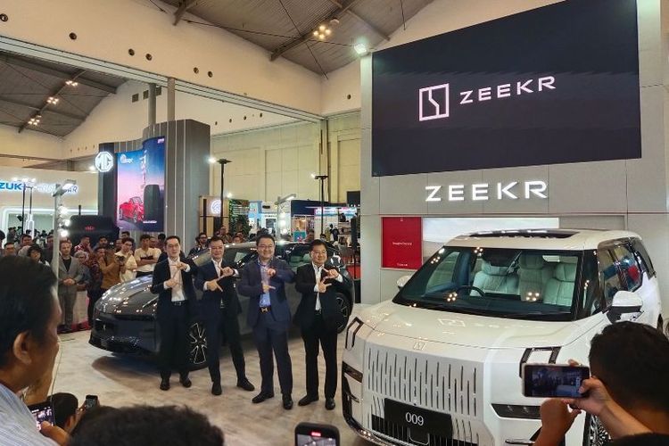 Zeekr memulai debutnya di Indonesia dengan memamerkan Zeekr X dan Zeekr 009 di GJAW 2024. 