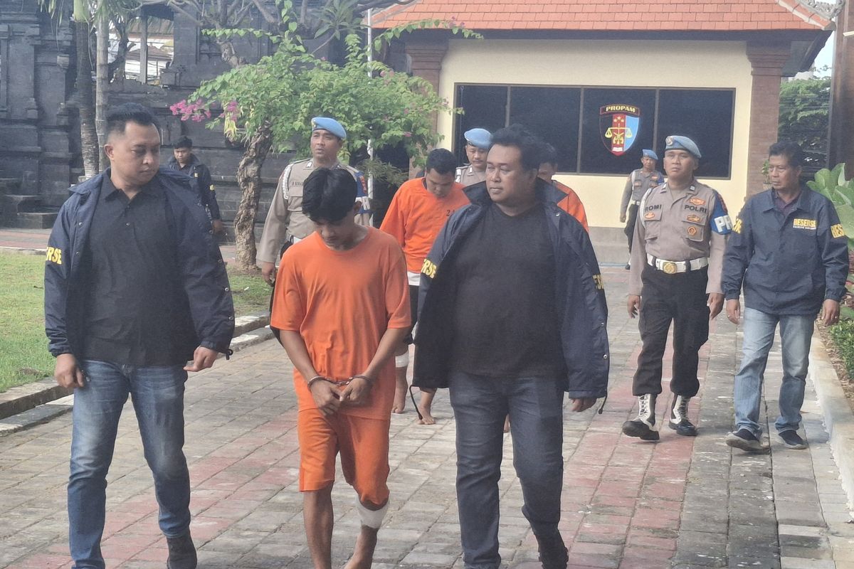 RKM (23), jalan terseok-seok saat dihadirkan dalam konferensi pers di Polresta Denpasar pada Kamis (10/7/2025). Dia jadi tersangka kasus pencurian di venue taman bermain yang berada di salah satu pusat perbelanjaan terbesar di Kota Denpasar.