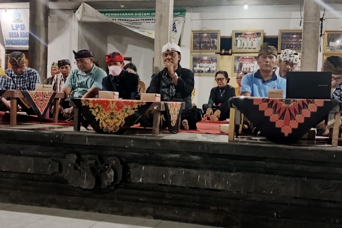 Kepala Desa Pangkungkarung, Tabanan saat memberikan arahan kepada masyarakat soal SE Gubernur Nomor 9 tahun 2025.