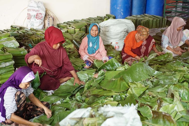 A number of female workers clean banana leaf pieces that will be used as basket cake wrappers at the Dodol and Ny Cake production house. Lauw (LKW), in Tangerang, Banten, Friday (17/1/2025).