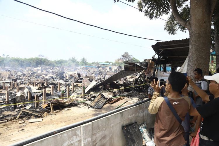 Salah seorang warga mengabadikan kejadian kebakaran yang menghanguskan 300 rumah liar (Ruli) di kawasan Beverli RT 05 RW 28 Kelurahan Belian, Batam Centre, Batam, Kepulauan Riau (Kepri) sekitar pukul 03.30 WIB, Sabtu (14/7/2018) dini hari tadi.