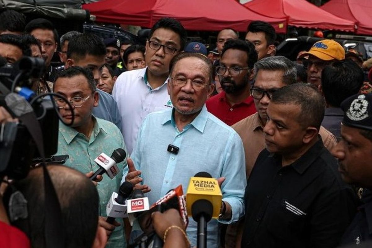 PM Malaysia Anwar Ibrahim saat meninjau lokasi kebakaran pipa gas di Malaysia, Selasa (1/4/2025) sore.