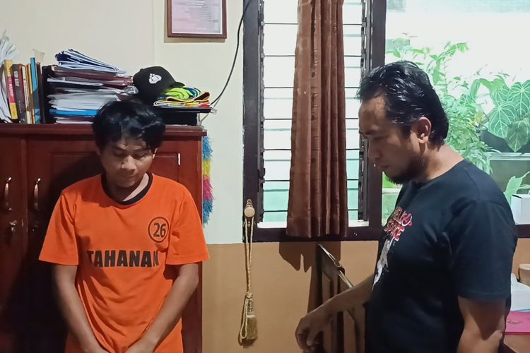Pelaku pencurian kabel PLN, Agus Supriyanto saat diinterogasi di Polsek Sumberpucung, Sabtu (7/1/2023).