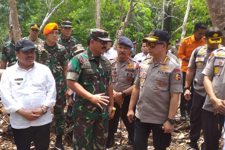 Panglima TNI Marsekal Hadi Tjahjanto dan Kapolri Jenderal Polisi Tito Karnavian beserta rombongan meninjau lokasi lahan bekas terbakar di Kelurahan Terkul, Kecamatan Rupat, Kabupaten Bengkalis, Riau, Rabu (13/3/2019).