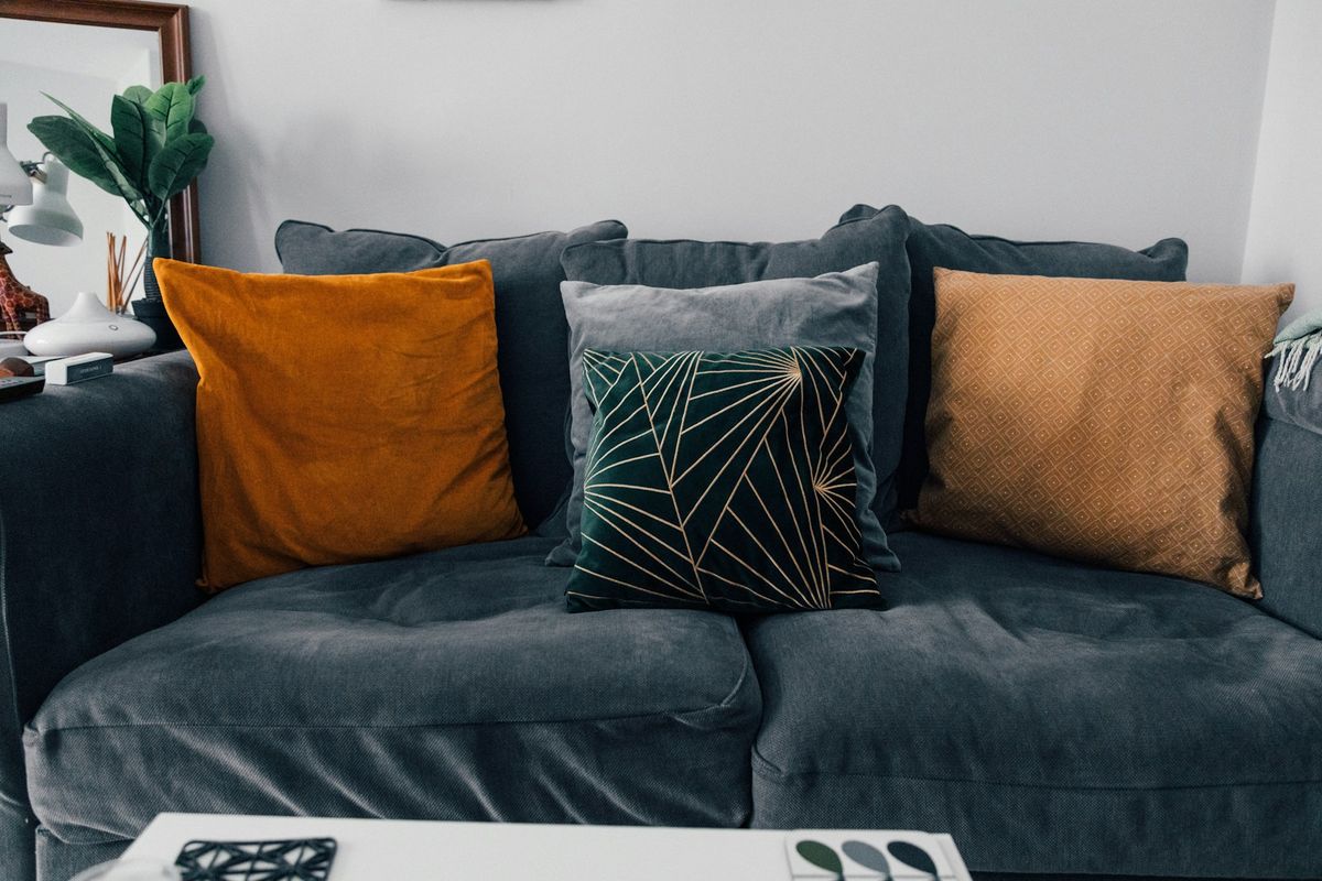 Sofa Kusam? Jangan Buru-buru Ganti, Ini Trik Mudah Kembalikan Warna Cerahnya