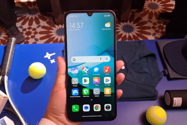 Redmi 15C tampil dengan layar poni waterdrop yang berfungai menampung kamera depan (selfie) 8 MP.