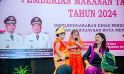 Hadiri PMT di Kota Medan, Kahiyang Ayu Asyik Bermain bersama Anak-anak PAUD