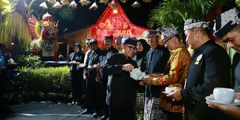 Festival Ngopi Sepuluh Ewu digelar di Desa Kemiren, Banyuwangi, Sabtu malam (12/10/2019).