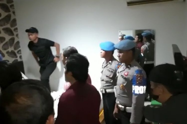 Petugas Provost Polda Sultra hendak mengamankan oknum polisi Polda Sultra yang kedapatan selingkuh dengan istri orang di salah satu hotel di kota Kendari, Sulawesi Tenggara.