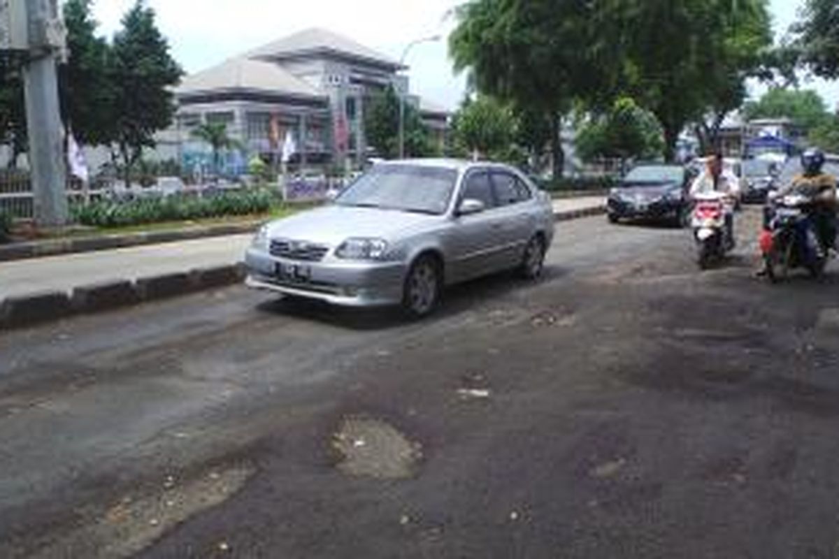 Jalan Bekasi Raya Timur seberang kantor Imigrasi Jakarta Timur arah Klender, rusak dan mengganggu laju lalu lintas kendaraan. Jumat (6/2/2015).