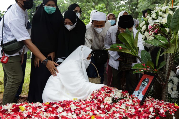 Suasana haru keluarga saat pemakaman jenasah pilot Sriwijaya Air SJ 182, Kapten Afwan di TMP Pondok Rajeg, Kabupaten Bogor, Jawa Barat, Sabtu (30/1/2021). Sriwijaya Air SJ182 tujuan Jakarta-Pontianak jatuh di perairan Kepulauan Seribu,