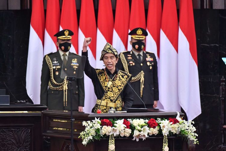 Presiden Joko Widodo mengenakan baju adat dari Pulau Sabu Nusa Tenggara Timur saat memberikan pidato dalam rangka penyampaian laporan kinerja lembaga-lembaga negara dan pidato dalam rangka HUT ke-75 Kemerdekaan RI pada acara sidang Tahunan MPR dan Sidang bersama DPR-DPD di Komplek Parlemen, Senayan, Jakarta Pusat, Kamis (14/8/2020).