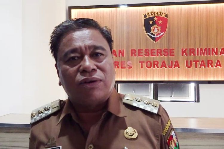Bupati Toraja Utara, Sulawesi Selatan, Yohanis Bassang melaporkan seorang warga bernama Steve Raru (55) di Polres Toraja Utara atas dugaan pengancaman dan dipermalukan di depan umum, Rabu (14/6/2023)
