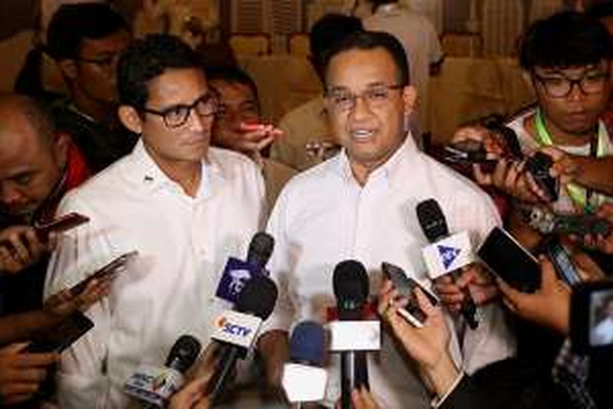 Bakal calon gubernur-wakil gubenur DKI Jakarta Anies Baswedan dan Sandiaga Uno memberikan keterangan pers setelah penetapan pasangan calon gubernur-wakil gubernur DKI pada Pilkada 2017, di Balai Sudirman, Tebet, Jakarta Selatan, Senin (24/10/2016). Ketua Komisi Pemilihan Umum DKI Jakarta Soemarno memastikan Pilkada DKI Jakarta 2017 diikuti tiga pasang calon gubernur dan calon wakil gubernur.