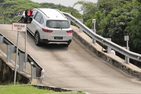 Apa Benar Berhenti di Tanjakan Pakai Gigi D Bikin Mobil Matik Jebol? 