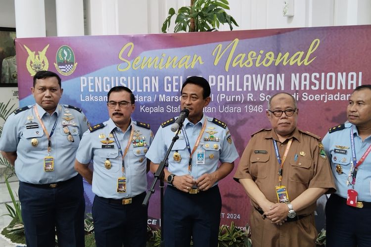 Laksamana Udara Marsekal TNI (Purn) R. Soerjadi Soerjadarma, Kepala Staff Angkatan Udara (AU) Republik Indonesia pertama tahun 1946 hingga 1962, diusulkan sebagai Pahlawan Nasional. Usulan pahlawan nasional tersebut diinisiasi oleh TNI AU Pemerintah Provinsi Jawa Barat dan Pemerintah Kota Cirebon lewat seminar nasional Pengusulan Pahlawan Nasional di Gedung Sate, Jalan Diponegoro, Kota Bandung, Senin (4/3/2024).