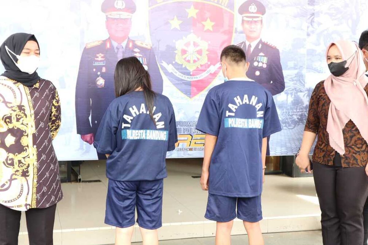 Kapolresta Bandung Kombes Kusworo Wibowo memperlihatkan tersangka SI (19) dan BR (19), sejoli yang diduga memperdagangkan korban untuk melayani pria hidung belang di apartemen di Bandung.