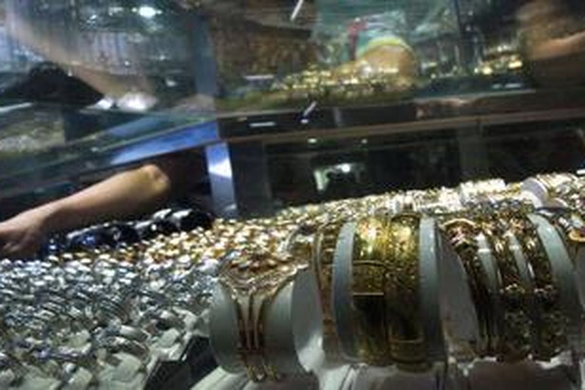 Ilustrasi: Emas perhiasan yang dijual pedagang di salah satu toko emas di Pasar Tebet, Jakarta, Senin (14/1/2013). Menurut harga acuan dari PT Aneka Tambang (Antam) harga jual emas 24 karat turun Rp 1.000 per gram dibanding perdangan Jumat pekan lalu. Harga emas dipatok Rp 539.000-Rp 578.200 per gram. Harga Rp 539.000 untuk pembelian emas batangan 250 gram, sedangkan Rp 578.200 untuk emas ukuran 1 gram. 